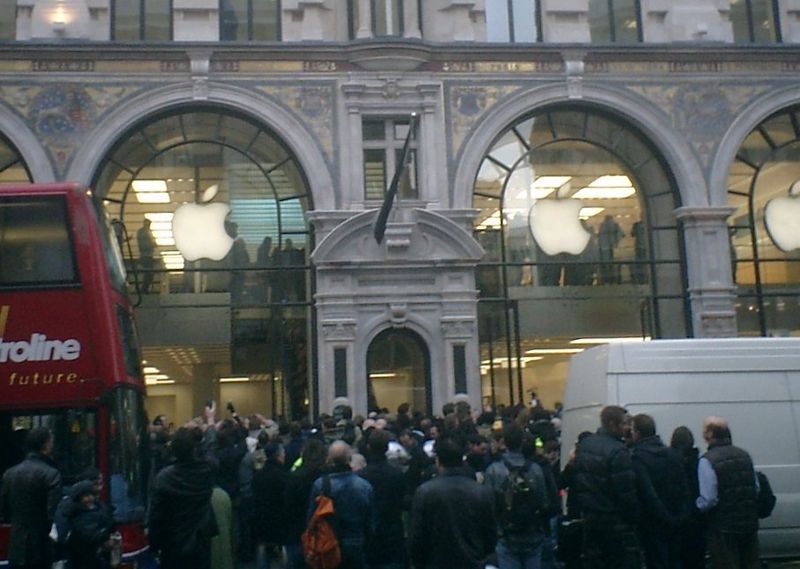 Apple retail store opening at 10am on 20 November 2004.